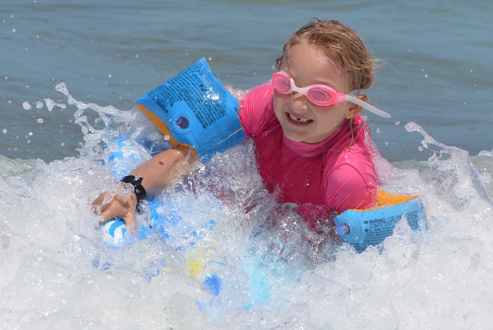 Дети воды. Волны для детей. Дети у воды фото. Ребенок Waves with Arms.